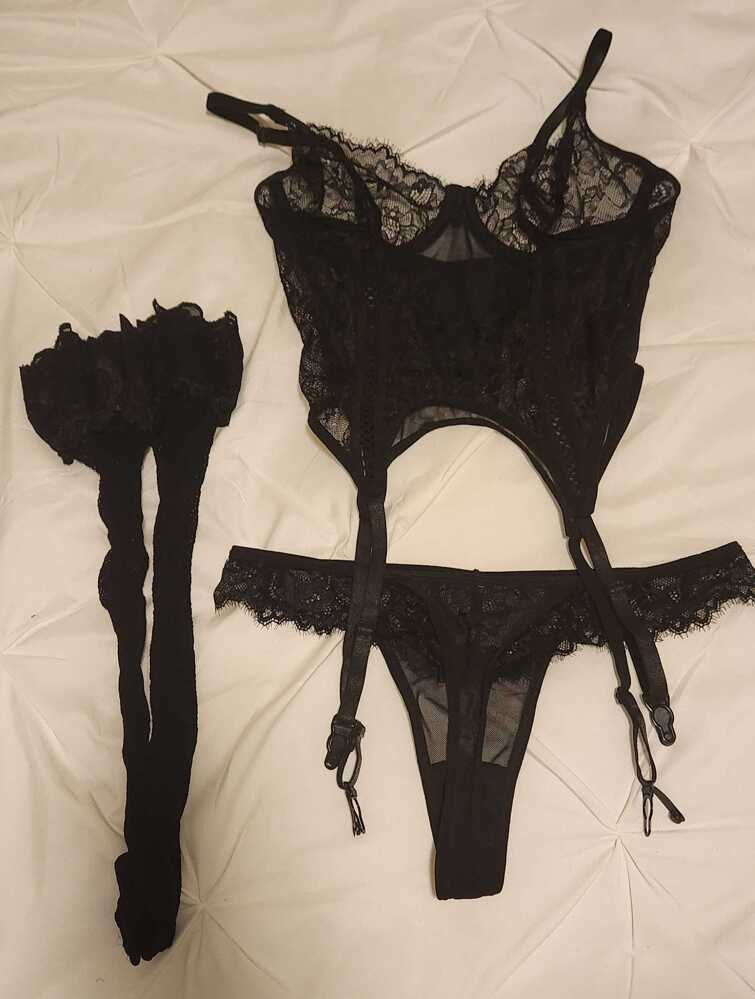 Conjunto de lencería clásico sexy con encaje floral con aros y liga 1